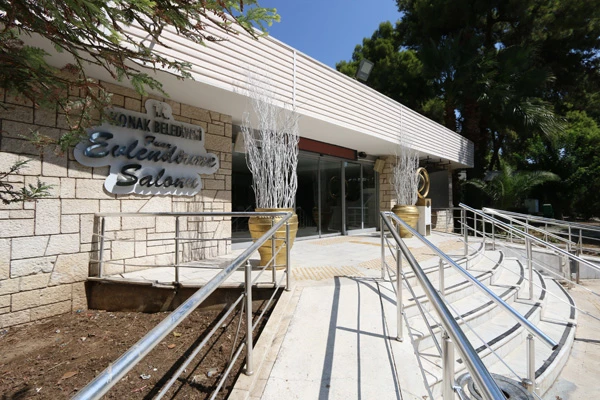 Fuar Evlendirme Tesisi giriş cephesi ve erişim rampası
