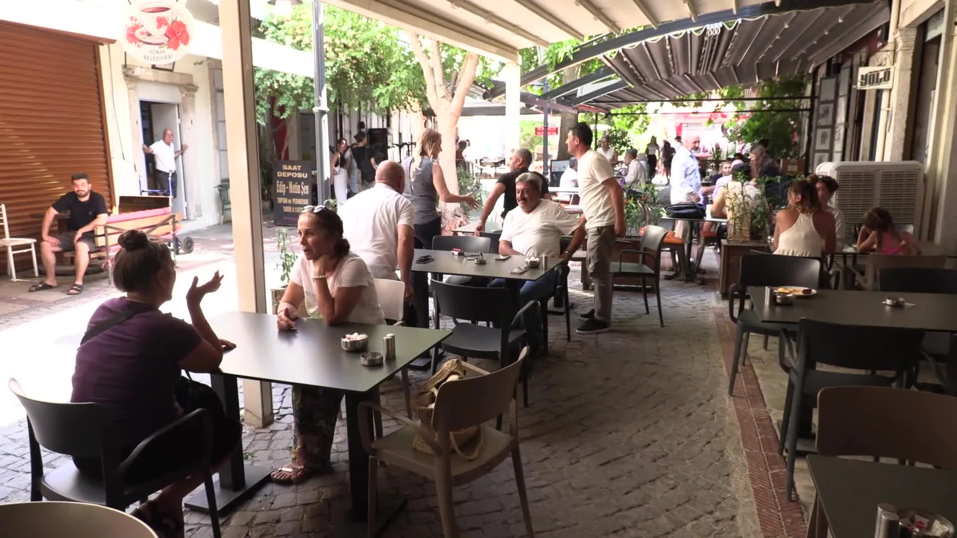 Kemeraltı Mutluluk Kahvesi'nin üstü örtülü açık oturma alanı