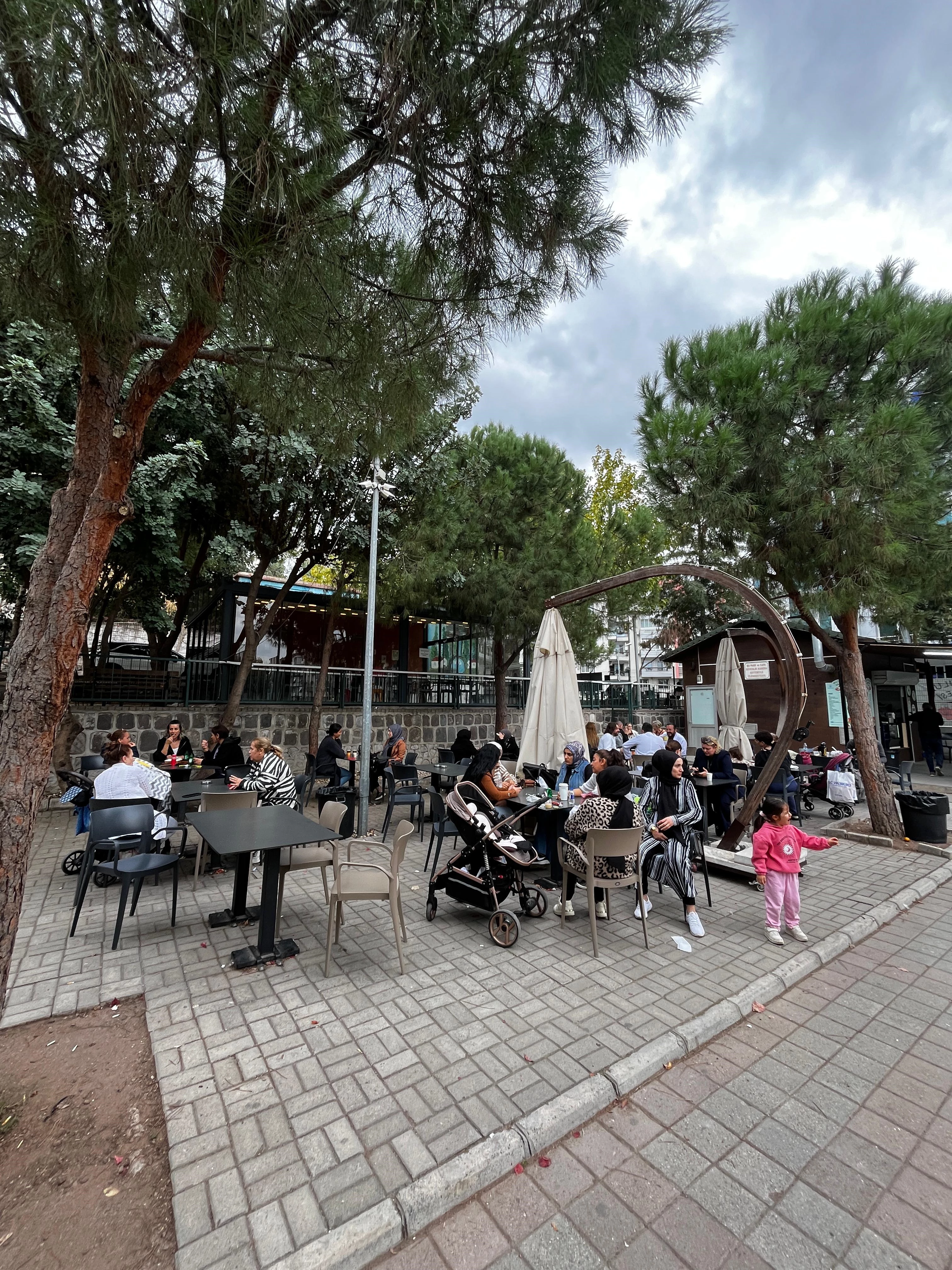 Yağhaneler Mutluluk Kahvesi'nin çam ağaçları altındaki açık oturma alanı